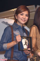 组图：SHE合体Selina被催生Hebe急当人妻