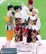 组图：刘在锡朴明秀等担任足球比赛啦啦队