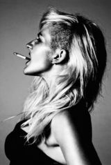 组图：绵羊音女伶渔网罩露双莓 黑纱蒙面神秘