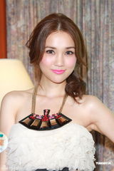 组图：谢安琪代言性感裙装亮相秀香肩