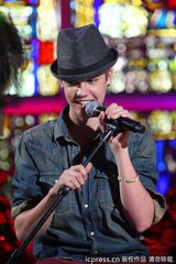 组图：贾斯汀-比伯录制新年晚会置身花海帅气迷人