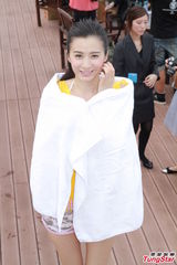 组图：白云梁政钰湿身抛胸大秀事业线