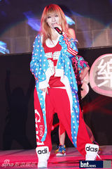 组图：韩女团2NE1出演节目《热情乐书》