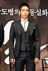 高清图：《到炮火中去》发布会 权相佑(权相宇)等出席