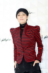 组图：马艳丽爱戴捧场时装秀 偶遇球星中田英寿