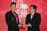 组图：谭耀文品味盛典获最具影响男演员奖