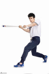 组图：张伦硕时尚写真 动感十足活力四射