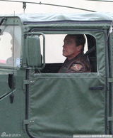 组图：施瓦辛格携子外出 开军用悍马气质彪悍