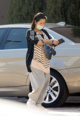 独家：何洁挺大肚外出就餐 素面朝天体态丰腴