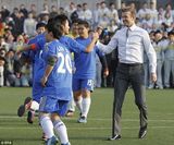 组图：贝克汉姆北京正装绿茵场飞奔 身姿矫健