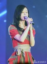 张静初连衣裙亮相 献唱《杨澜访谈》十年庆(图)