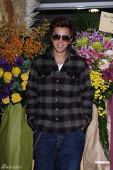 组图：王力宏小巨蛋开唱 “火力全开”大展才艺