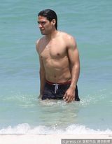 组图：球星法尔考海中爱抚娇妻 舔肚脐极度高调