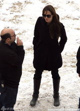 组图：朱莉片场造型干练 和皮特雪地相拥难舍难分