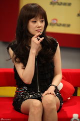 幻灯组图：张娜拉做客新浪 大波浪卷发倍增女人味