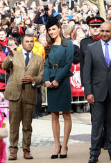 高清图：英国王妃凯特和伊丽莎白女王现身大学