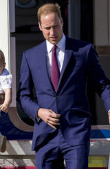 组图：凯特抱子随访澳洲 黄衣明艳狂风吹乱秀发