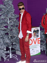 组图：比伯捧场《信仰比伯》首映 当众献吻妈妈