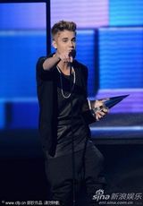 组图：比伯获奖开心熊抱老妈 演出随性抓裤裆