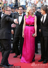 组图：邓斯特戛纳走秀紫红裙装简约亲切