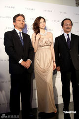 幻灯图：吴佩慈为珠宝代言吸金 米色低胸长裙秀性感