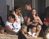 组图：贝嫂为女儿梳“冲天娇” 小七龇牙咧嘴