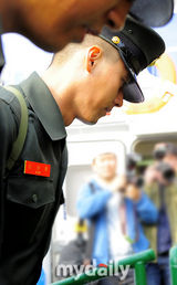 组图：玄彬29日上午乘船前往服役地白翎岛