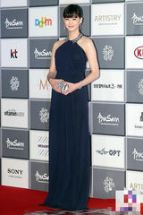 组图：釜山电影节开幕 高雅拉蓝色长裙显高贵