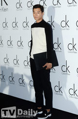 组图：少女时代允儿出席时尚活动高腰裤秀长腿