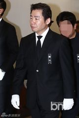 组图：金喜善等含泪参加金宗鹤导演遗体告别式