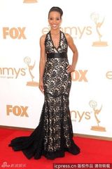 组图：艾美奖红毯 肖恩-罗宾森黑色蕾丝长裙性感