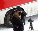 组图：朱莉片场造型干练 和皮特雪地相拥难舍难分