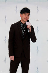 组图：贾乃亮空降无锡引粉丝围观 笑容显腼腆