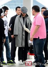 组图：韩团BigBang赴新加坡开唱 TOP带伤亮相