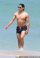 组图：球星法尔考海中爱抚娇妻 舔肚脐极度高调