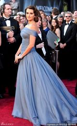 高清组图：奥斯卡红毯潘妮洛普-克鲁兹蓝色礼服