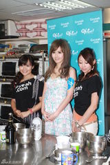 组图：傅颖低胸裙亮相 现场做蛋糕大秀事业线