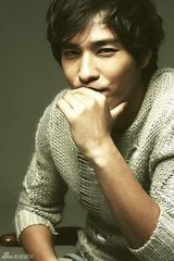 组图：型男蓝正龙最新写真 不玩酷释放微笑