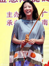 组图：周海媚活动现场舞剑秀武术 当众擦汗补妆