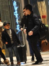 组图：石头获众人护驾 无老爸郭涛陪伴卖萌耍宝