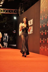 组图：爱戴不惧争议挑战透视装 再次引发网络骂战