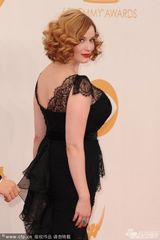 组图：《广告狂人》克里斯蒂娜黑裙雪乳诱惑