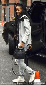 组图：蕾哈娜运动造型素颜外出 与神似旧爱粉丝合影