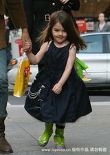 幻灯图：凯蒂抱女儿逛名店 小苏瑞绿包绿靴惹眼