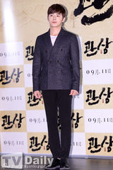 组图：李钟硕穿蜘蛛人格纹装亮相《观相》试映