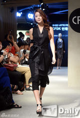 组图：Dal shabet秀彬走秀 黑裙妩媚优雅