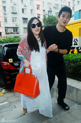 组图：霍思燕入院待产 老公杜江全程小心搀扶