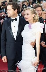 组图：戴安克鲁格戛纳走秀和男友恩爱