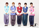 组图：韩团MBLAQ等携众星穿韩服送新年祝福
