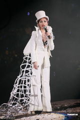 组图：杨千嬅巡回演唱会完结 压轴演出造型百变